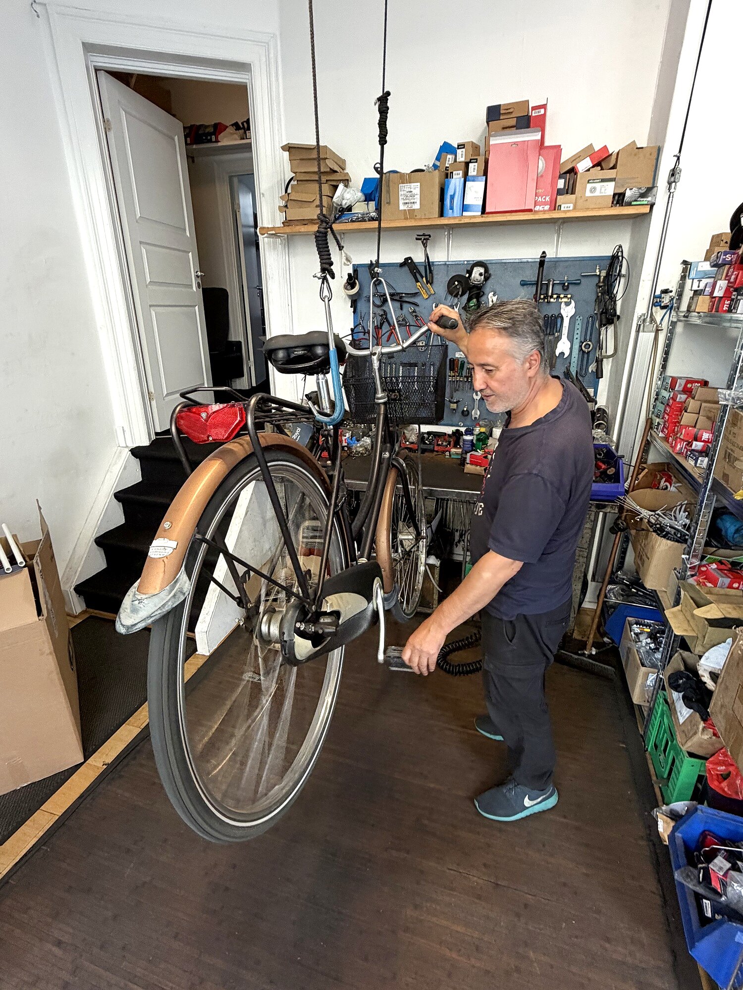 Cykelsmed Ramazan arbejder på en cykel i værkstedet