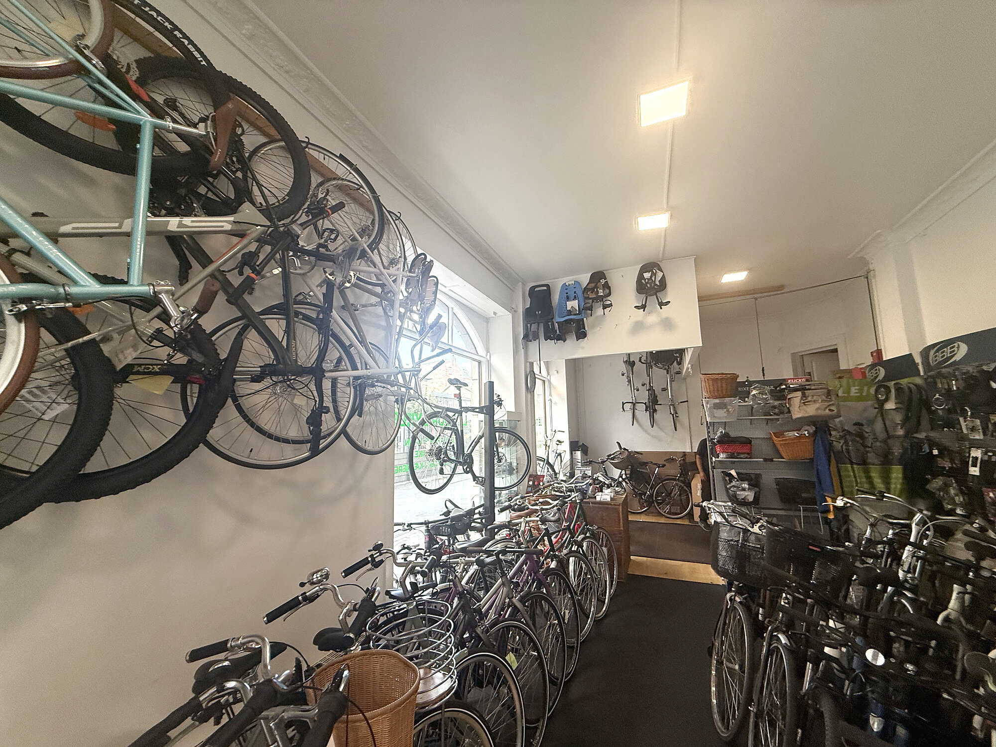 Cykler og barnesæder i butikken hos Le Tour Cykler på Nørrebro