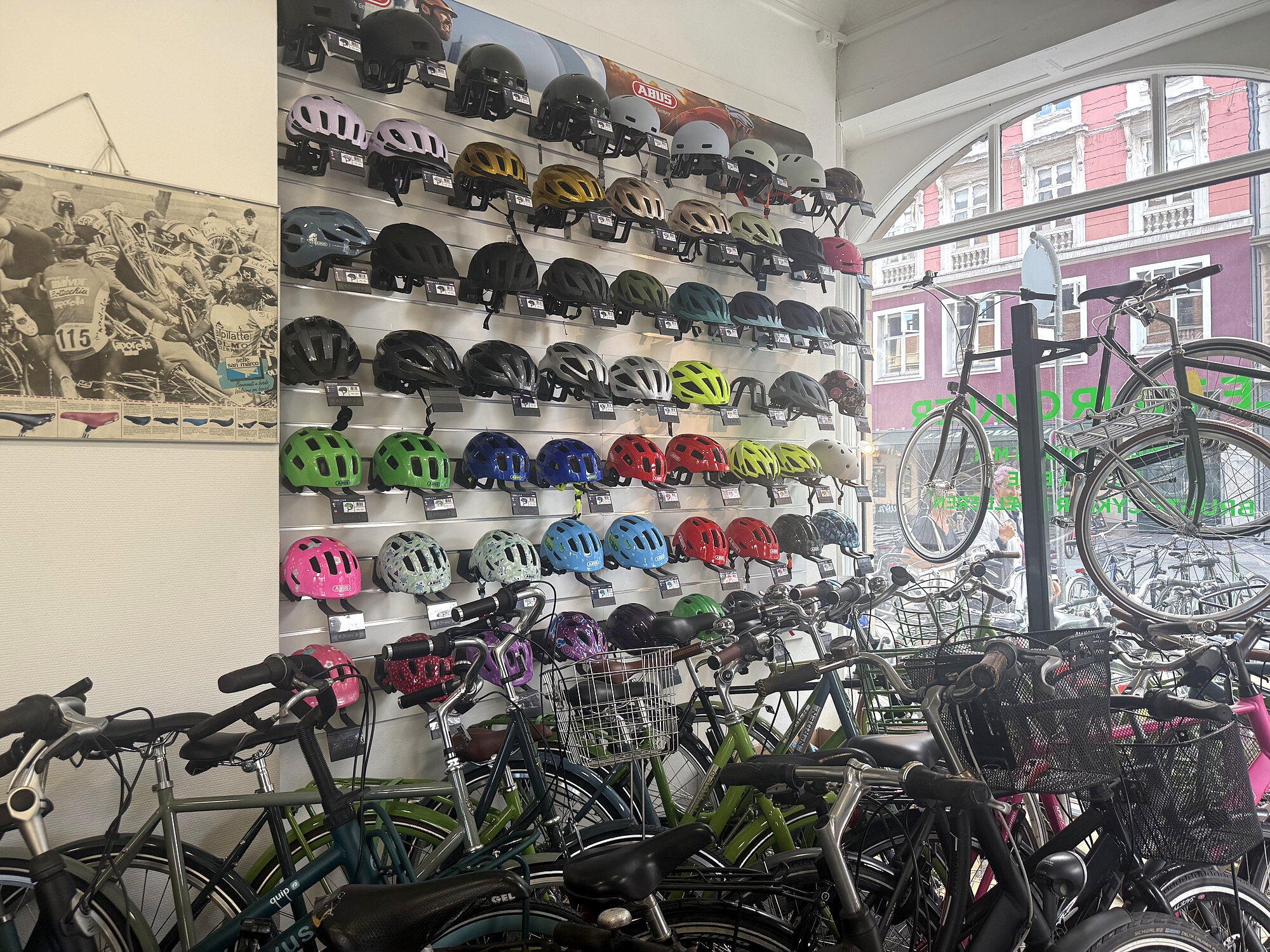 Butikken hos Le Tour Cykler med hjelme og cykler til salg